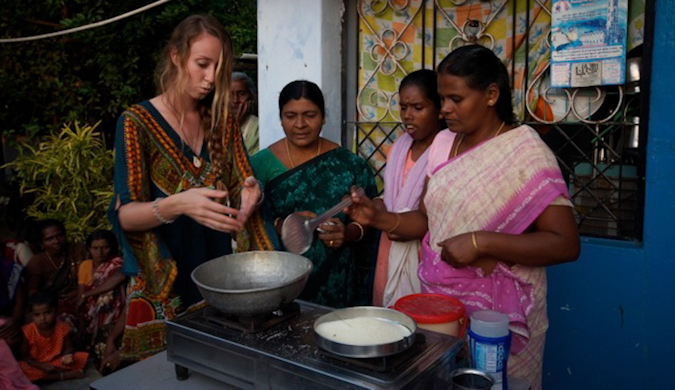与当地人一起做印度菜的单身女性旅行者